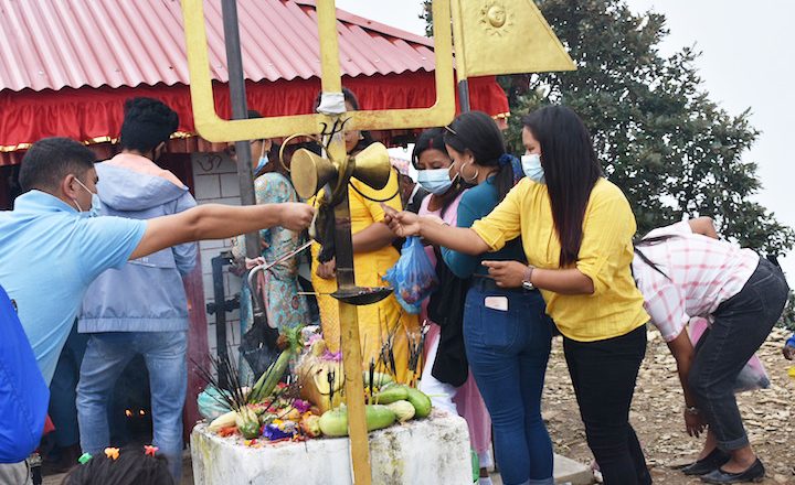 कोरोना कहरमा पनि माक्स लगाएरै सुनापति महादेवको दर्शन धुमधामले सम्पन्न