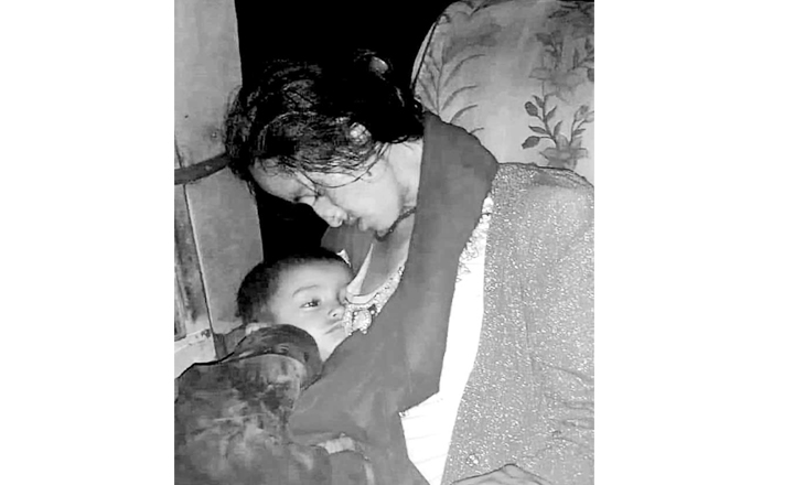 आमाको मार्मिक वियोगान्त कथा मृत आमाकै काखमा, मम्मी भन्दै भक्कानिन्छन् ३२ महिने छोरा