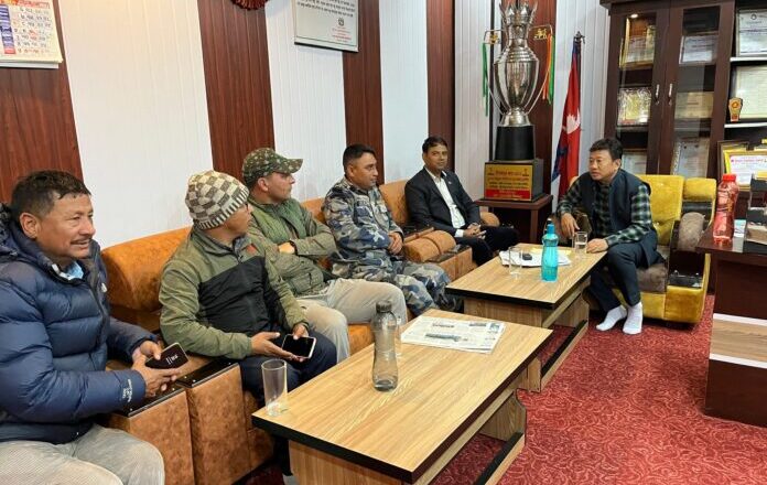 दोधारा चाँदनीको धामी टोलमा भारतीयले सिमा मिच्दा उत्पन्न विवाद समाधानका लागि मेयर लिम्बुले गरे छलफल